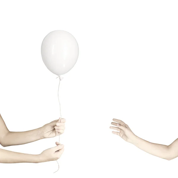 Homem Oferece Uma Mulher Balão Como Sinal Amizade Amor — Fotografia de Stock