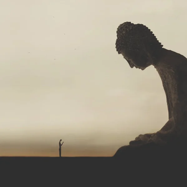 Маленький Человек Медитирует Молясь Перед Гигантским Буддой — стоковое фото