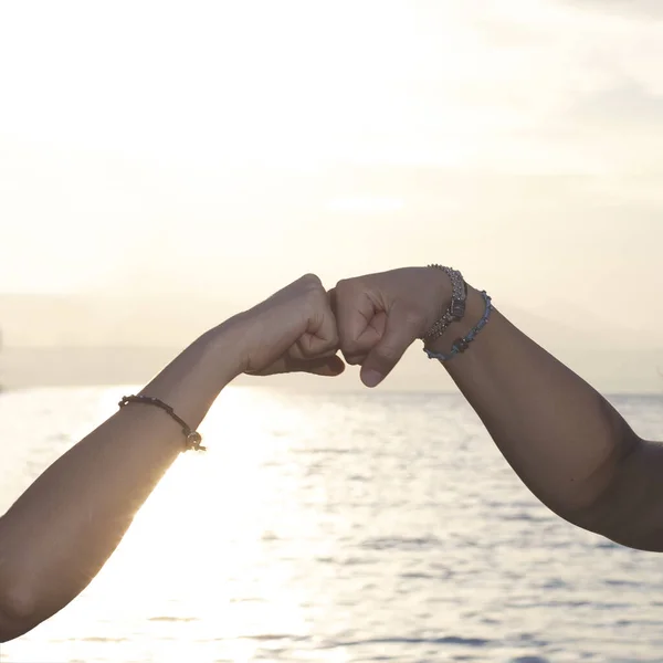 Golpe Contra Golpe Gesto Amistad Dos Chicas — Foto de Stock