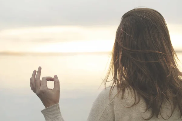 Femme Fait Des Exercices Yoga Devant Océan — Photo