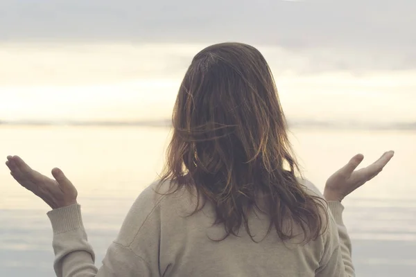 Meditasyon Yapan Kadın Okyanusun Önünde Yoga Yapıyor — Stok fotoğraf