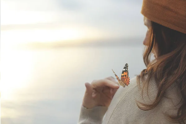 Moment Délicat Entre Papillon Une Femme — Photo