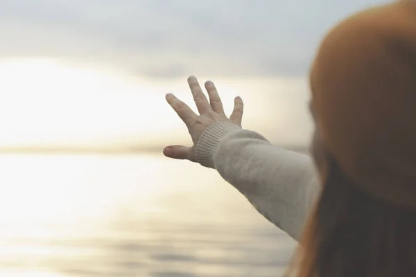 Frau Versucht Die Sonne Mit Der Hand Berühren — Stockfoto