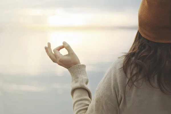 Meditasyon Yapan Kadın Okyanusun Önünde Rahatlama Egzersizleri Yapıyor — Stok fotoğraf