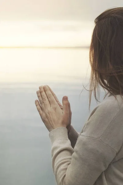 Meditasyondaki Kadın Okyanusun Önünde Dua Eder — Stok fotoğraf