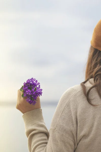 Primavera Tempo Mulher Detém Buquê Flores Coloridas Sua Mão — Fotografia de Stock