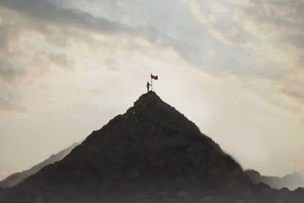 Женщина Устанавливает Свой Флаг Вершине Горы Знак Успеха — стоковое фото