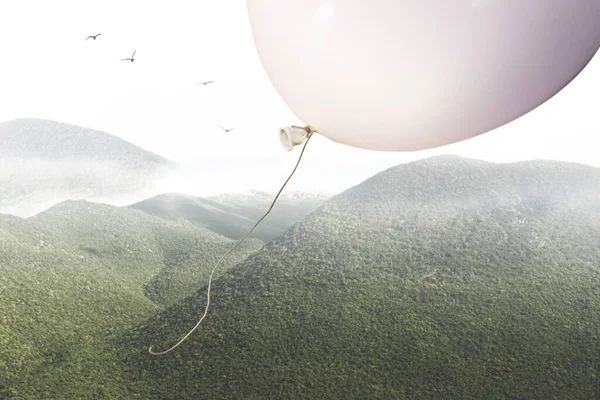 Dağların Üzerinde Gökyüzünde Uçan Maceraperest Balon Özgürlük Kavramı — Stok fotoğraf