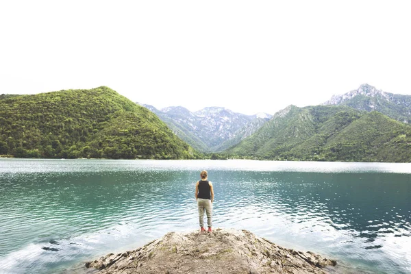 寂寞的旅行妇女沉思着 凝视着湖畔壮丽的山景 — 图库照片