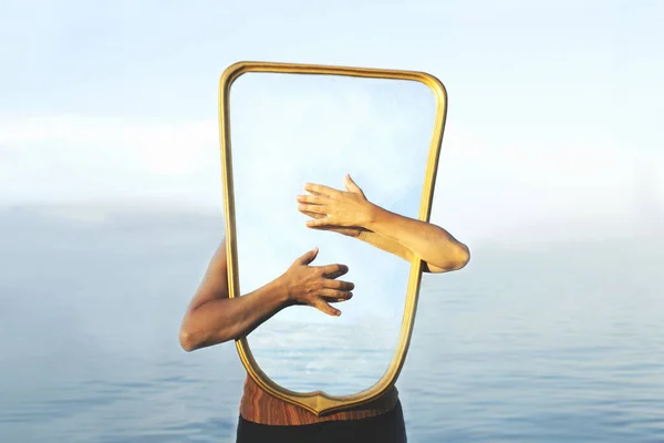 Imagem Surreal Espelho Transparente Conceito Porta Para Liberdade — Fotografia de Stock