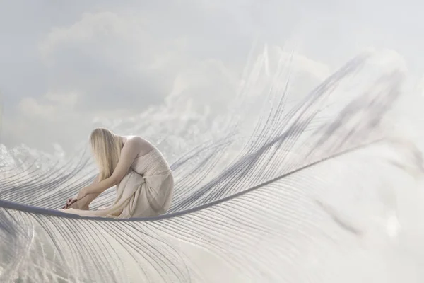 Surrealistyczny Moment Samotnej Kobiety Niesionej Niebie Przez Pióro — Zdjęcie stockowe