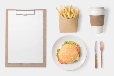 Mockup hamburger, patates kızartması, kahve Kupası ve klibi kurulu kavramı Tasarla.
