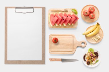 Mockup taze sebze, meyve ve klibi kurulu kavramı Tasarla 