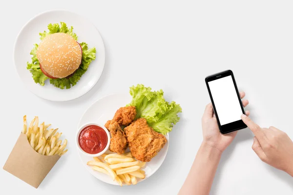 Concepto de diseño de maqueta Usando smartphone con hamburguesa, papas fritas . —  Fotos de Stock