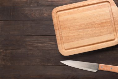 Bıçak ve kesme tahtası ahşap arka plan üzerinde. Kopya alanı için