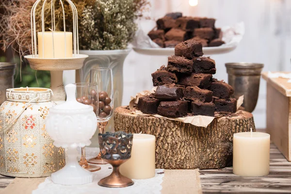 Czekoladowe ciasteczka w ułożone na drewnianym stole — Zdjęcie stockowe