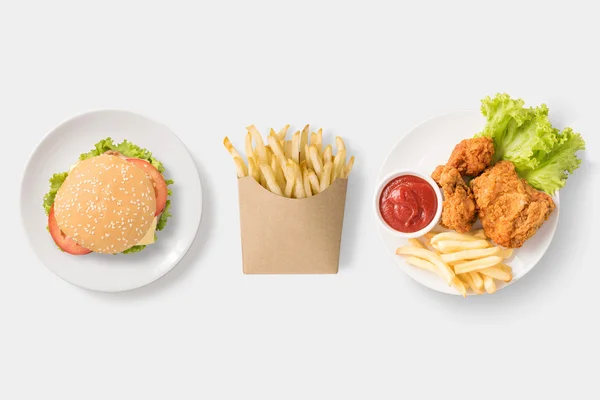 Sahte burger, patates kızartması ve kızarmış tavuk kümesi izole kavramı