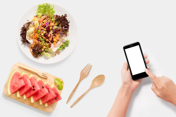 Concepto de diseño de maqueta Uso de smartphone con ensalada, sandía — Foto de Stock