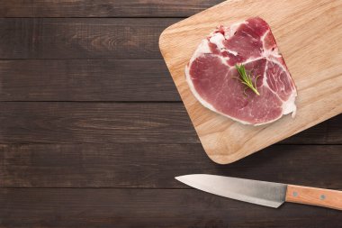Üstten Görünüm çiğ domuz eti biftek kesme tahtası ve bıçak woode üzerinde
