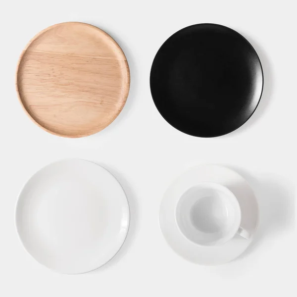 Mockup plato negro, plato blanco, plato de madera y taza de café se —  Fotos de Stock