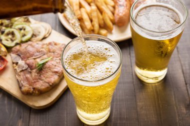 Bira cam gurme biftek ve patates kızartması ile içine dökülür varlık.
