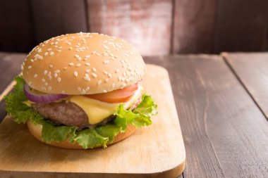 Barbekü hamburger ahşap arka plan üzerinde kesme tahtası üzerinde