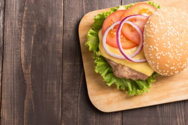 Üstten Görünüm Barbekü hamburger ahşap arka plan üzerinde