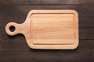 Kesme tahtası ahşap arka plan üzerinde. Metniniz için kopya alanı