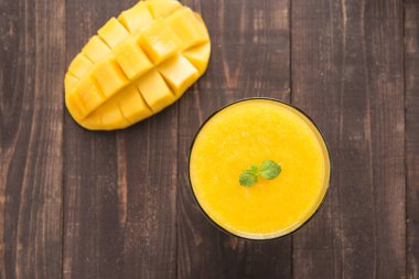 En iyi atış mango smoothie ve mango ahşap tablo