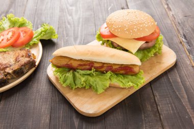 Sosisli sandviç ve hamburger ahşap arka plan üzerinde