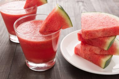 Sağlıklı karpuz güler yüzlü bir ahşap tablo