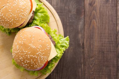 Üstten Görünüm Barbekü hamburger ahşap arka plan üzerinde