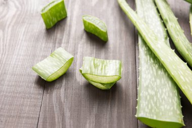 Ahşap masa AloeVera taze yaprağı