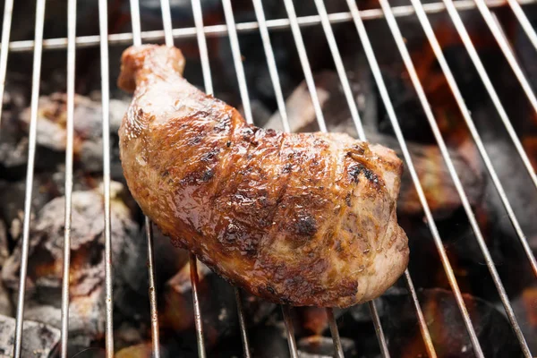 Muslo de pollo a la parrilla sobre llamas en una barbacoa — Foto de Stock