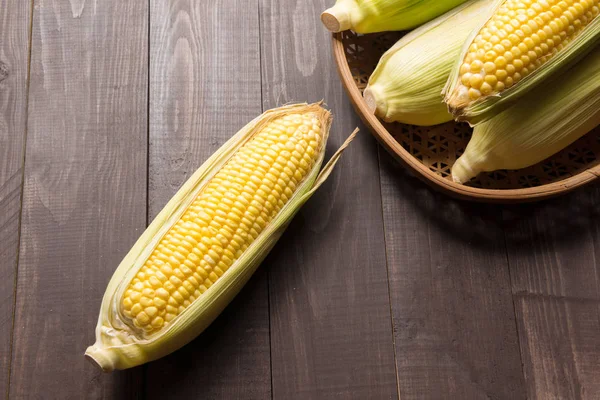 Taze organik sarı tatlı mısır ahşap tablo