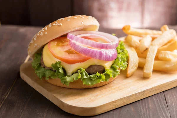 BBQ hamburgare med pommes frites på trä bakgrund — Stockfoto