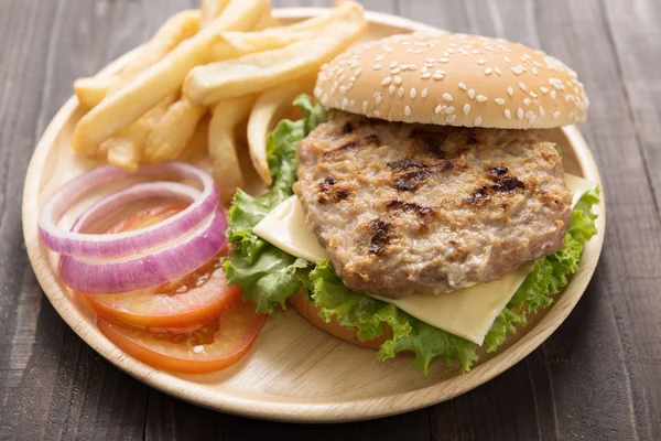BBQ hamburgert, hasábburgonyával, fából készült háttér. — Stock Fotó