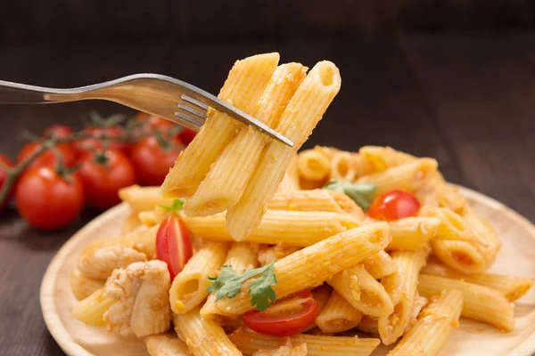 Penne de pasta con salsa de tomate, comida italiana — Foto de Stock