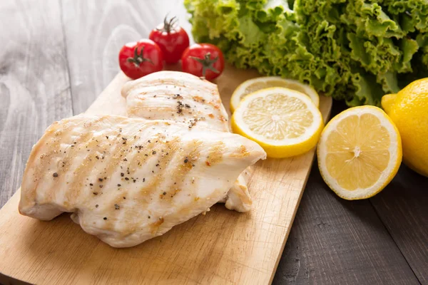 Gemarineerde gegrilde kip borsten op de houten tafel — Stockfoto