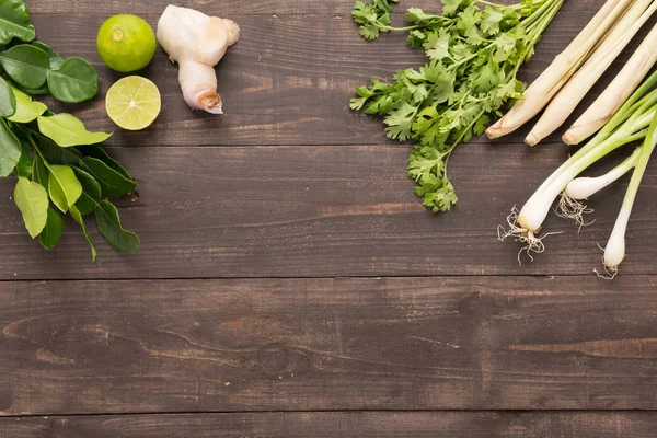 Hojas de lima de Kaffir, cilantro, jengibre, limón, limón — Foto de Stock