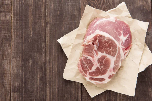 Ruwe vers vlees biefstuk op houten achtergrond — Stockfoto