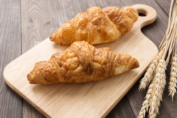 Vaj frissen sült croissant-t, a fából készült asztal — Stock Fotó