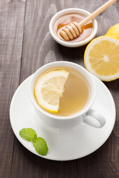 杯生姜茶和柠檬蜂蜜木制背景 — 图库照片
