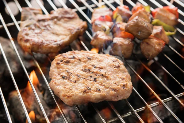 烧烤时，在煤块上放上美味的烤肉 — 图库照片