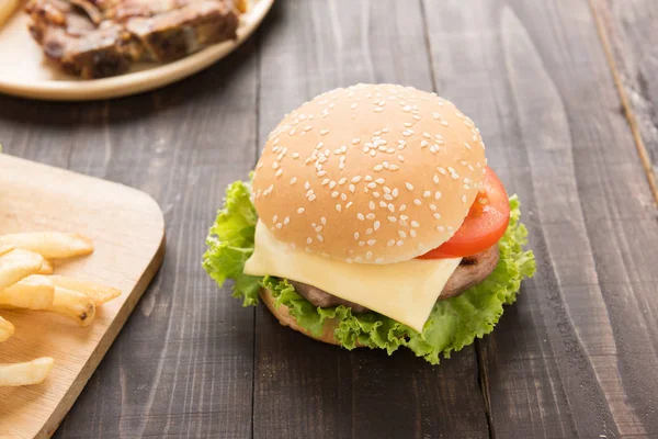 Ostburgare och pommes frites på trä bakgrund — Stockfoto