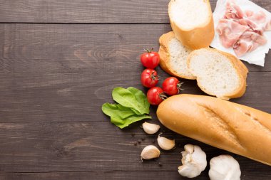 Füme etli sandviç, baget üzerinde ahşap ba için malzemeler