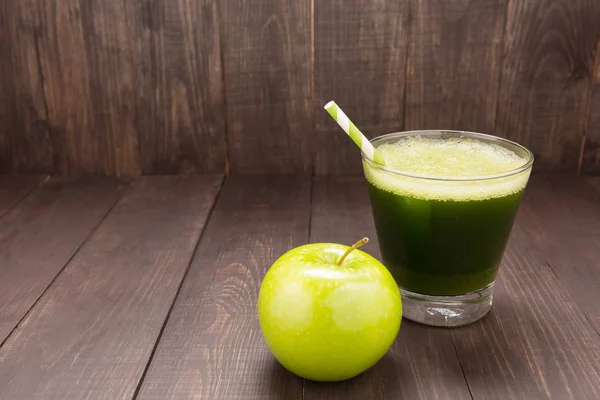 Υγιή πράσινο smoothie με την apple σε ρουστίκ ξύλινα φόντο — Φωτογραφία Αρχείου