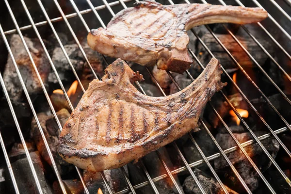 火焰在烤架上烤的猪肉牛排 — 图库照片