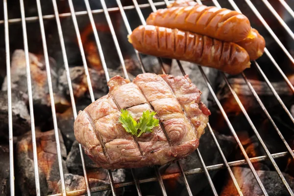 Filete de carne barbacoa y salchichas en la parrilla —  Fotos de Stock