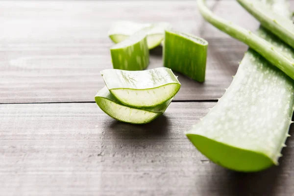 Aloevera čerstvé listy na dřevěný stůl — Stock fotografie